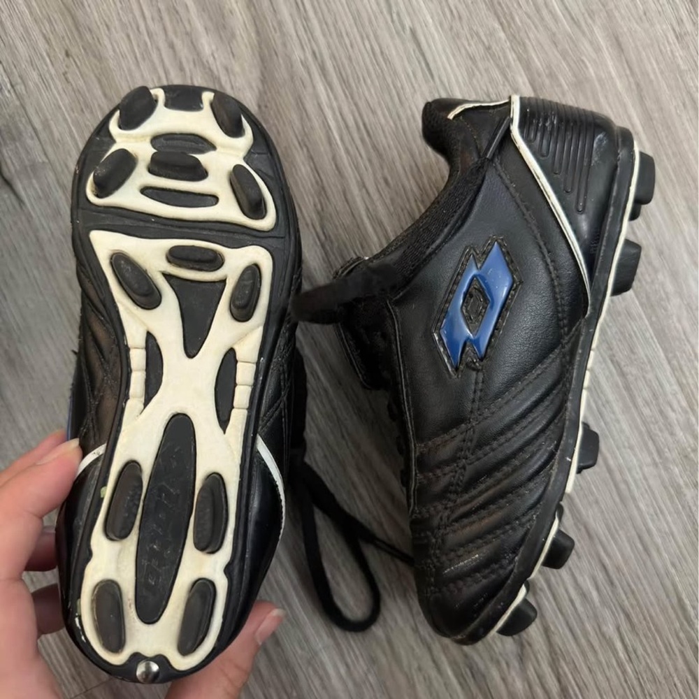 Toddler soccer cleats Size 10 - Picture 4 of 4